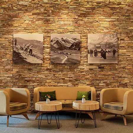 Hilton Garden 4* Νταβός